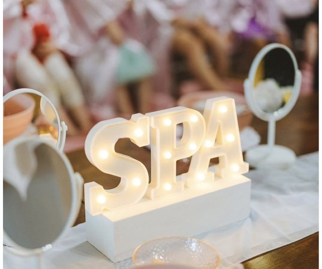 Enfants en peignoir réunis pour un anniversaire au spa