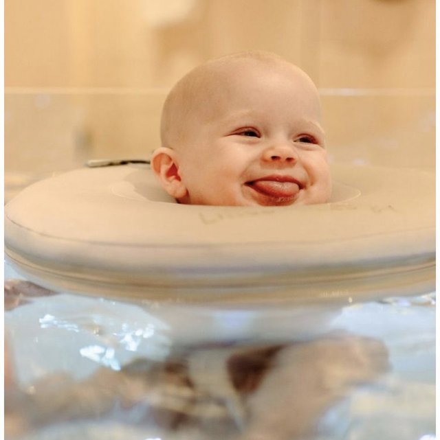 Bébé détendu dans l'eau tiède pendant une séance de baby spa