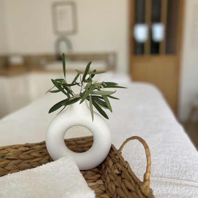 Enfant détendu profitant d'un moment au kid's spa